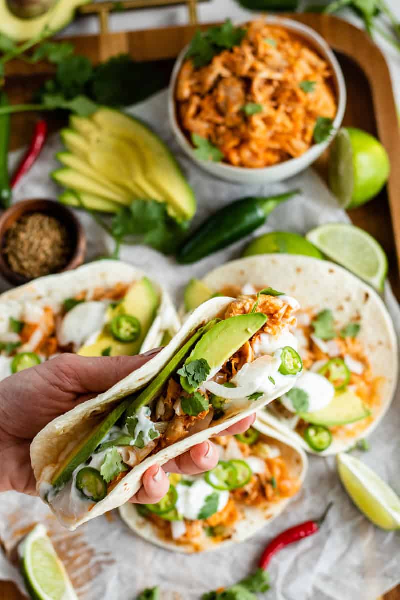 tinga de pollo in tortilla in hand
