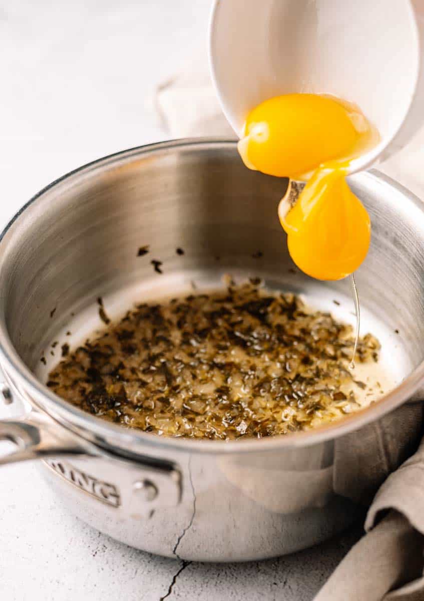 adding eggs to the base of the béarnaise sauce